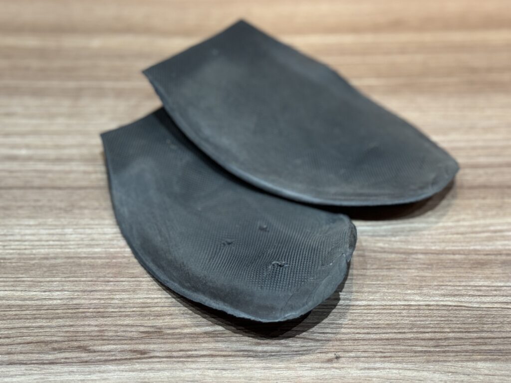 グイディPL2の古いハーフソールを剥がした状態。中央の凹みと外周部の摩耗が見られる。