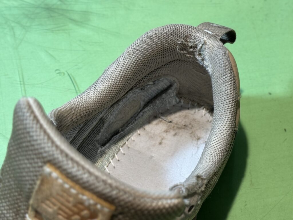 摩擦によりライニングが破れてしまったニューバランス996の踵内側