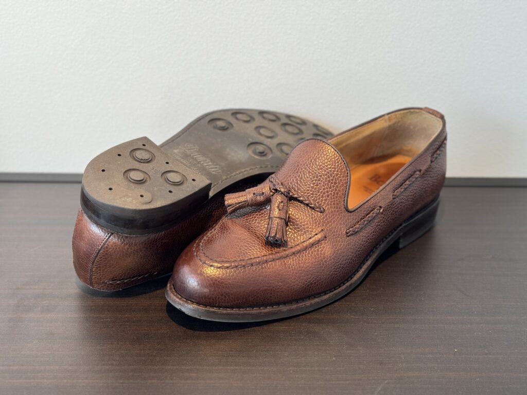 修理前のBerwickタッセルローファー、アウトソールとタッセルが見える俯瞰カット