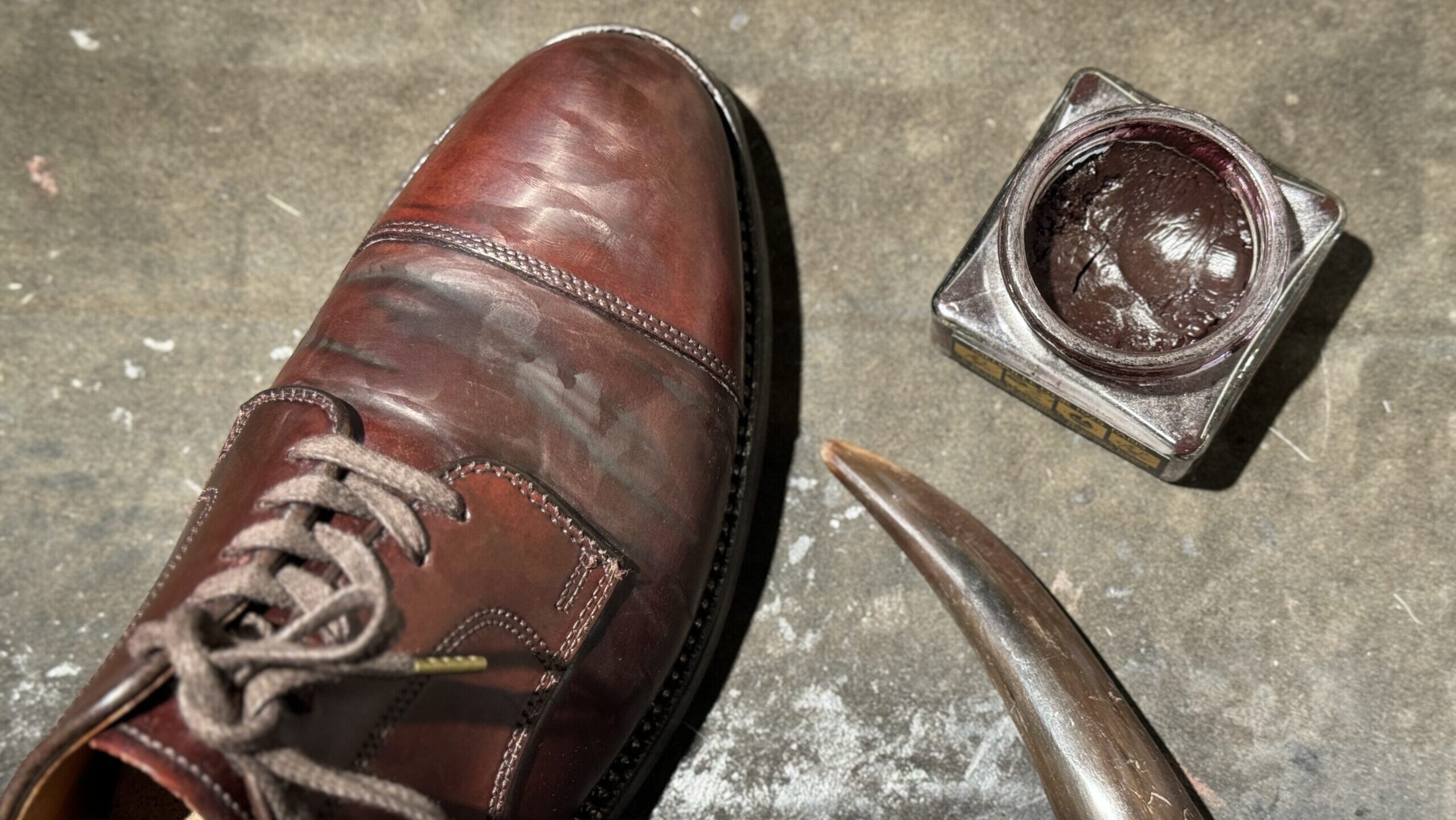 オールデンのコードバンシューズを斜め上から捉えたコードバンケア作業途中の写真