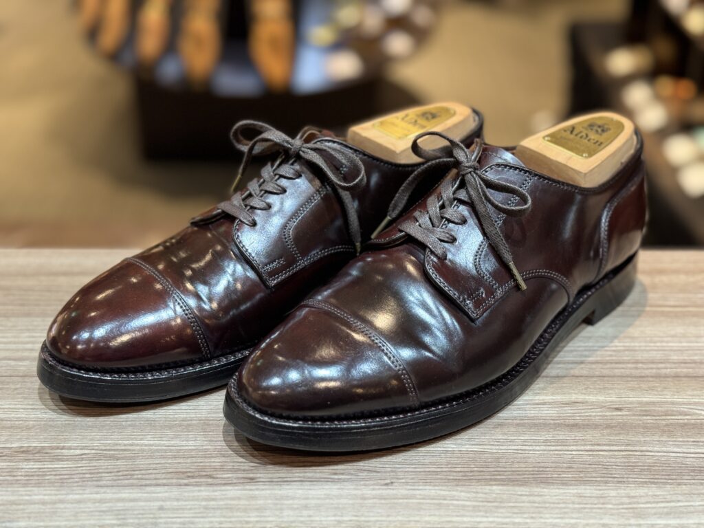 仕上がり後の全体カット。自然な補色が入り、強い光沢が戻ったコードバン