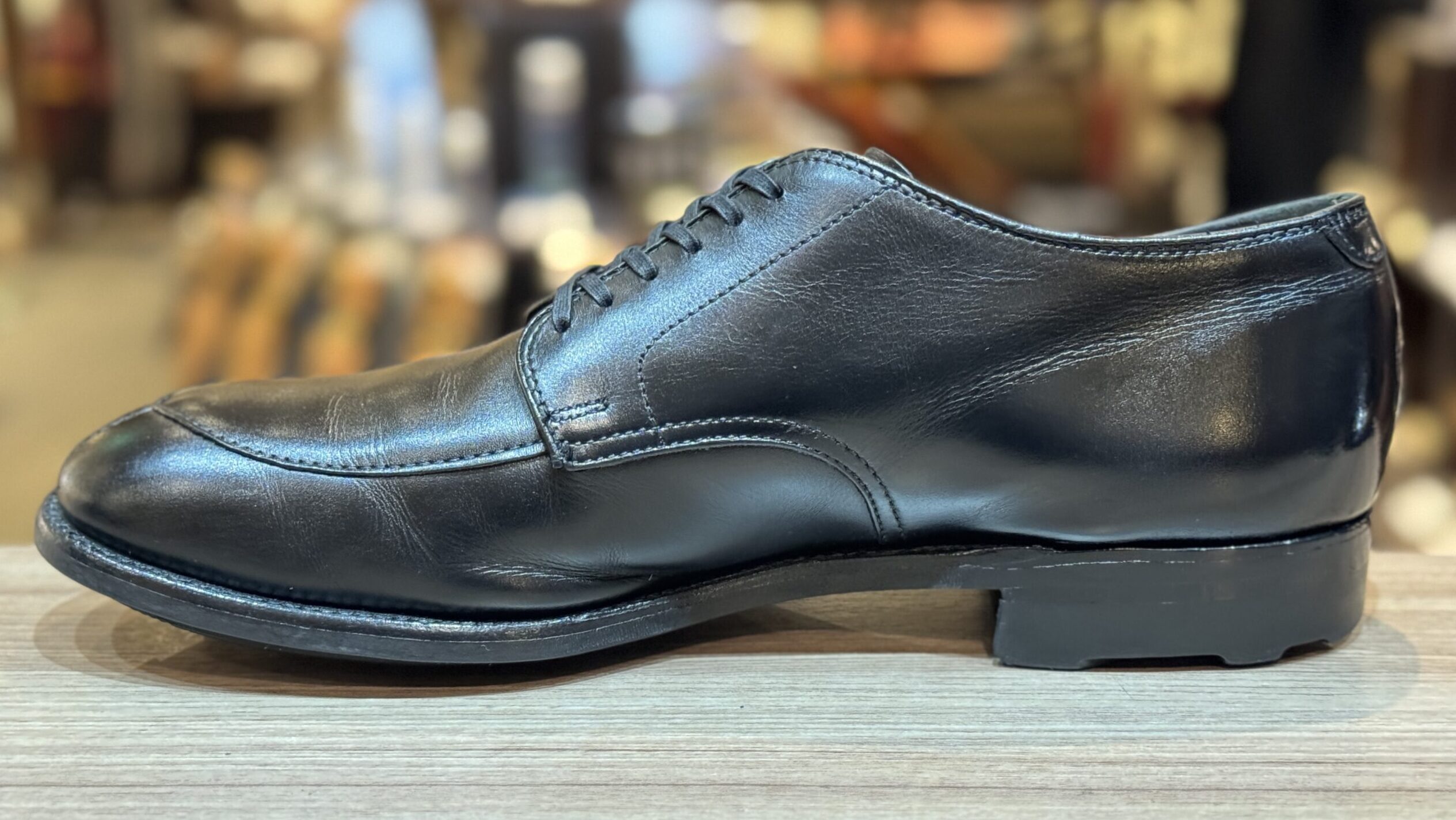 えぐれ傷を補修し、着用距離では補修感が判別できない状態になったオールデンVチップ、カーフモデル。仕上がり全体像。