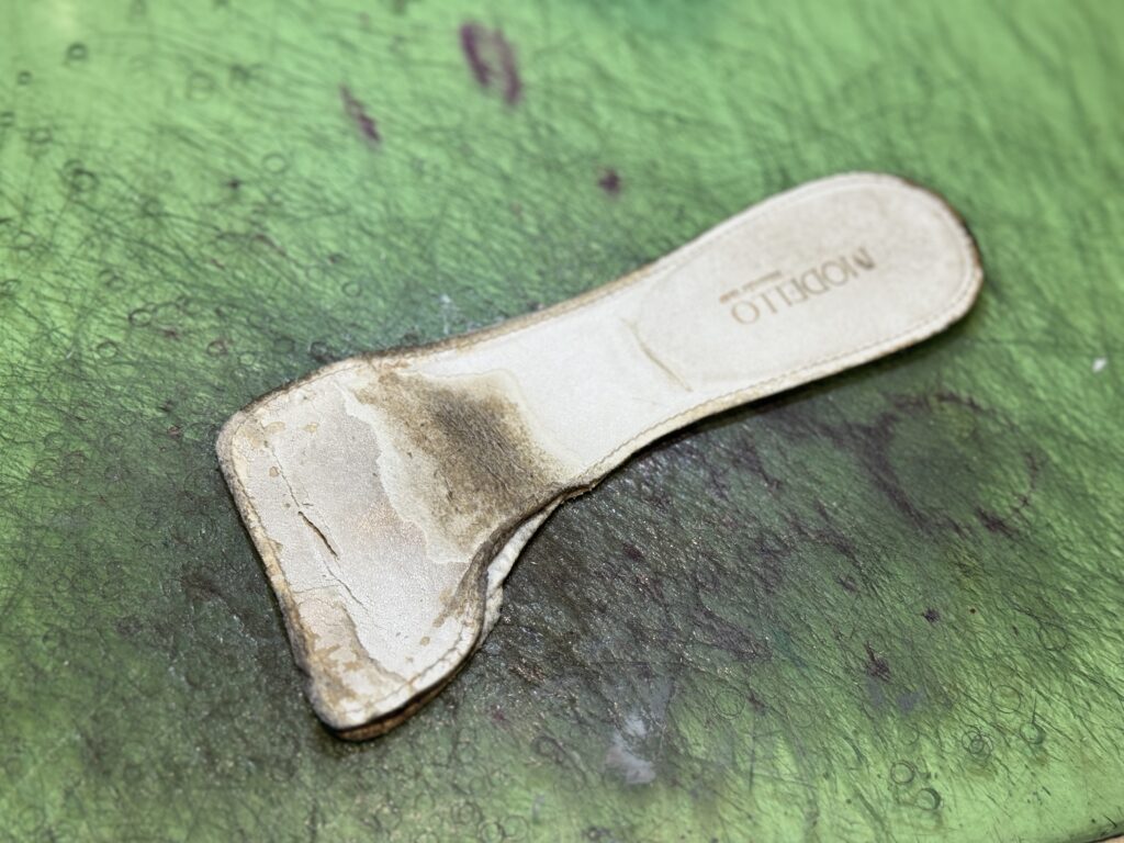 劣化して表面が剥がれたサンダルの合皮中敷