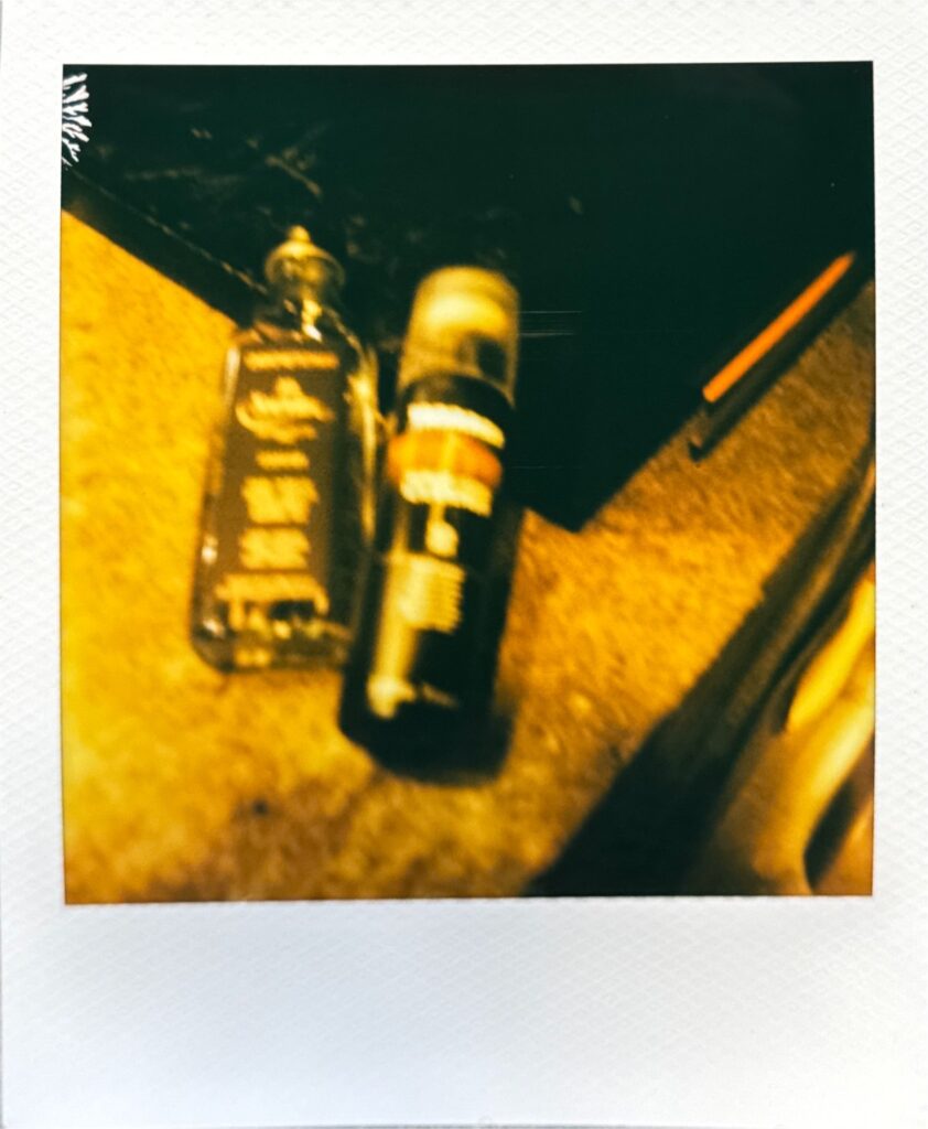 スエードクリーニングで使用したケア用品を写したポラロイド写真。