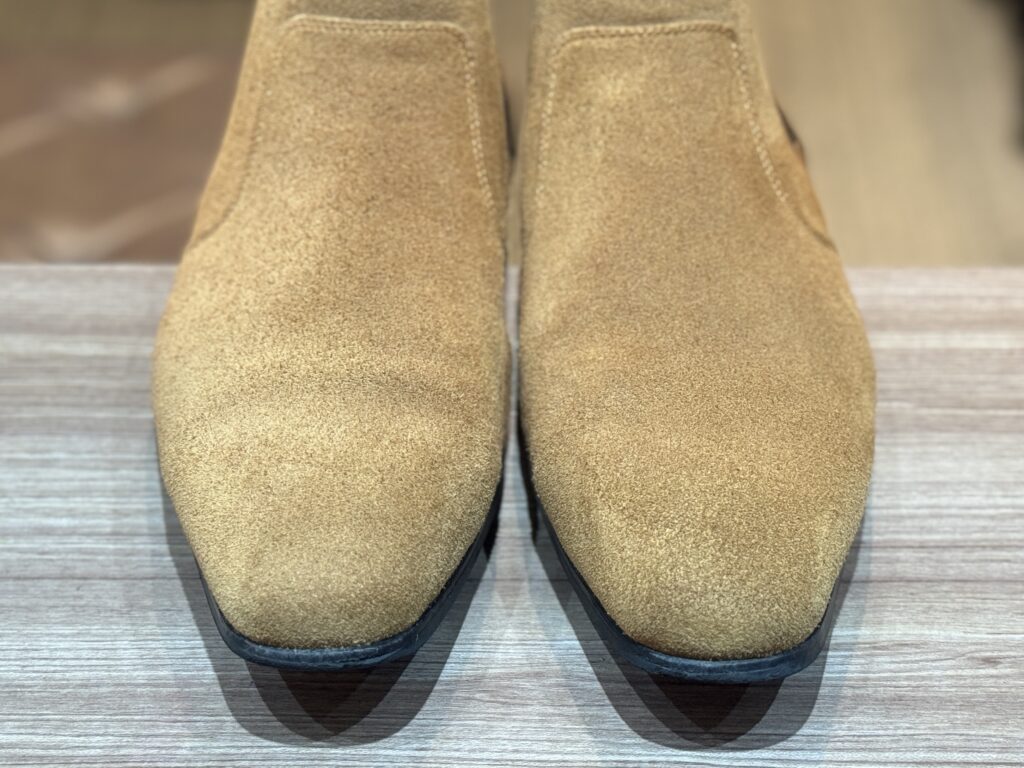 クリーニング後のトゥ部分。ベージュスエードの発色が均一になり、自然な陰影が戻った状態。