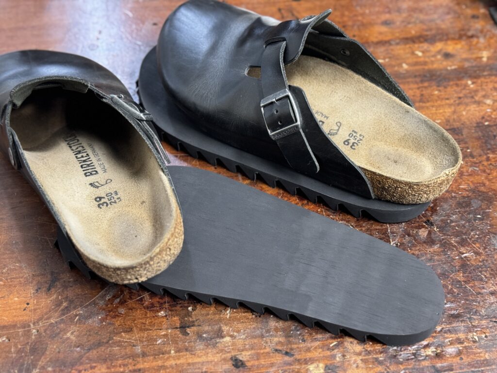 新しいシャークソールを片足に仮当てしてフィッティング確認している様子