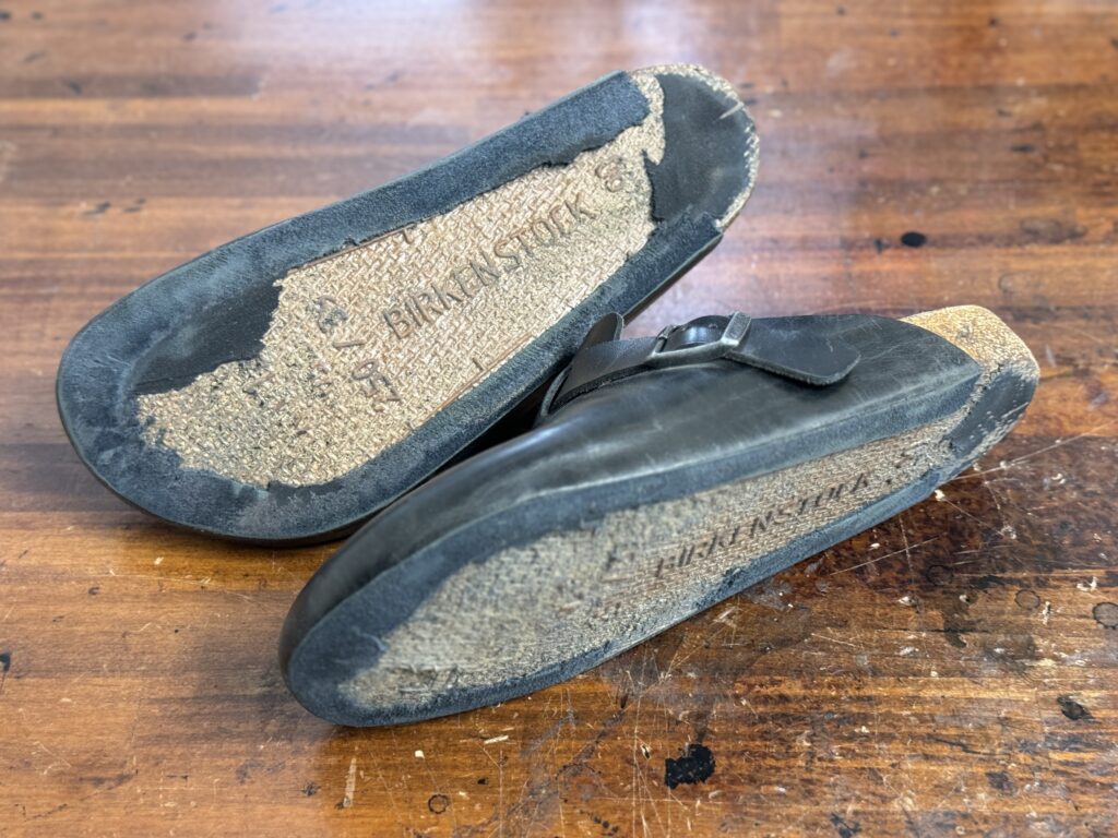 ソールを剥がしてコルクが露出したビルケンシュトックの修理前状態