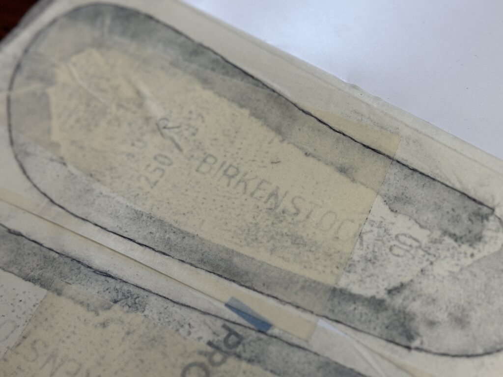 ビルケンの接着面に型紙を当ててラインをトレースしている工程