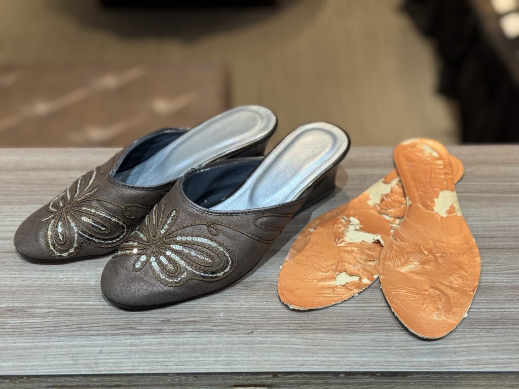 中敷交換と同時に色替えを行ったサンダルの参考例