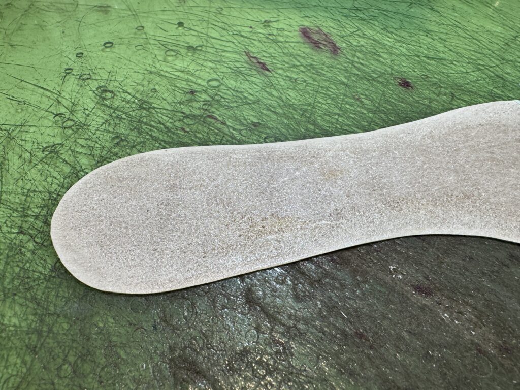 革で切り出し端を刃物で薄く漉いた新しい中敷