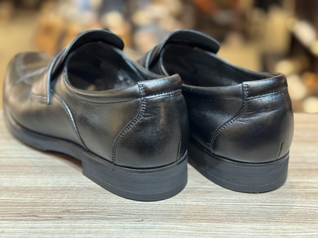 履き口補修後の外観。自然な仕上がりでラインがきれいに整っている。