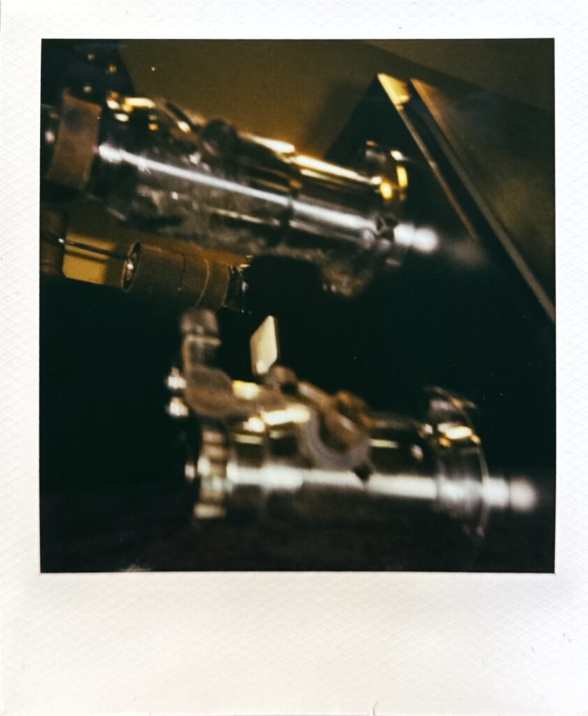 フィニッシャーの金属パーツを印象的に切り取ったポラロイド写真