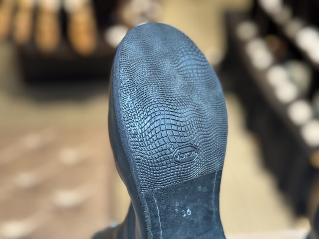 修理を終えたグイディPL2の底面。Vibram #2340の均一な厚みと丁寧な接着が際立つ。