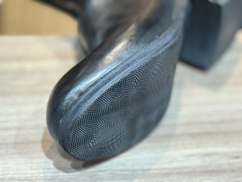 グイディPL2のコバ仕上げ部分をクローズアップ。タンブラーダイ特有のざらつきを残しつつ、自然な統一感をもたせた仕上がり。