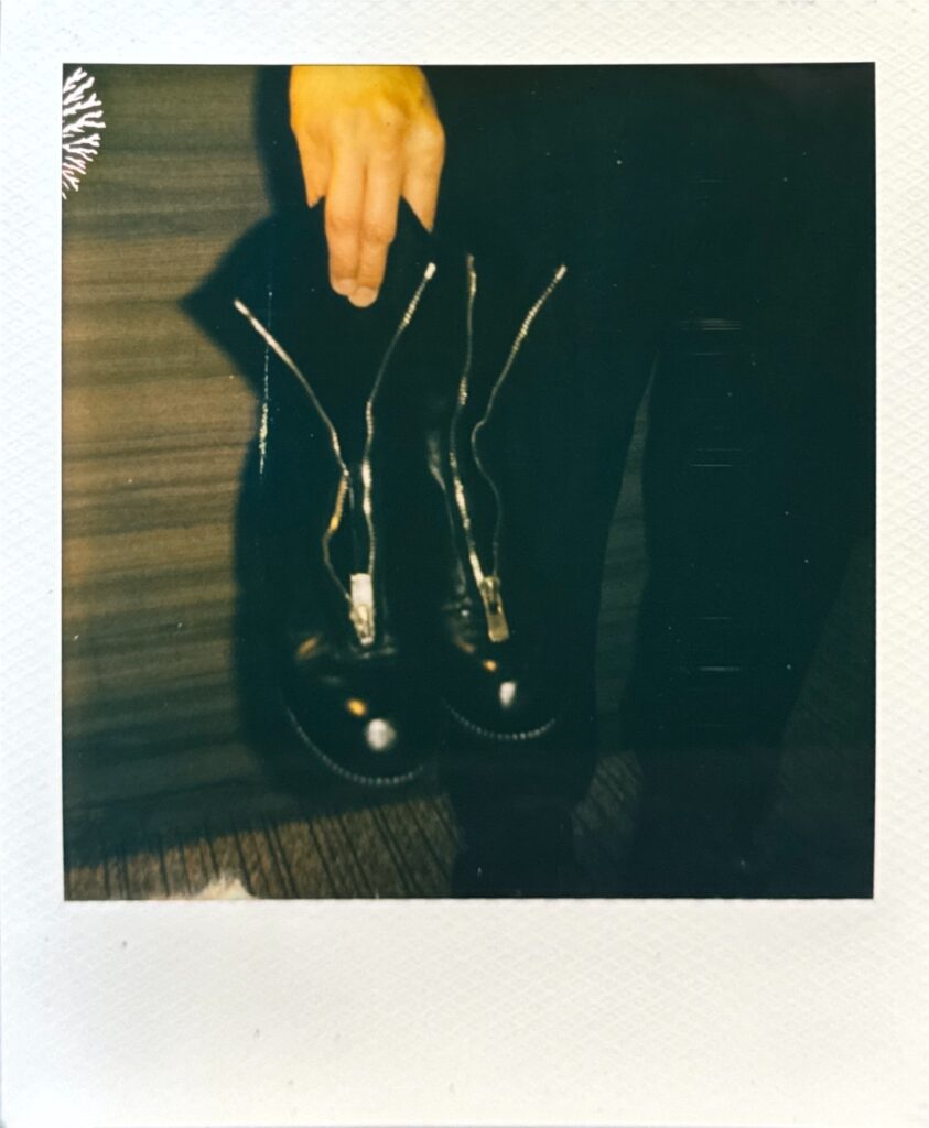 修理を終えたグイディPL2を手にするオーナー様のポラロイド写真。室内の柔らかな光が、革の艶と温かみを際立たせている。