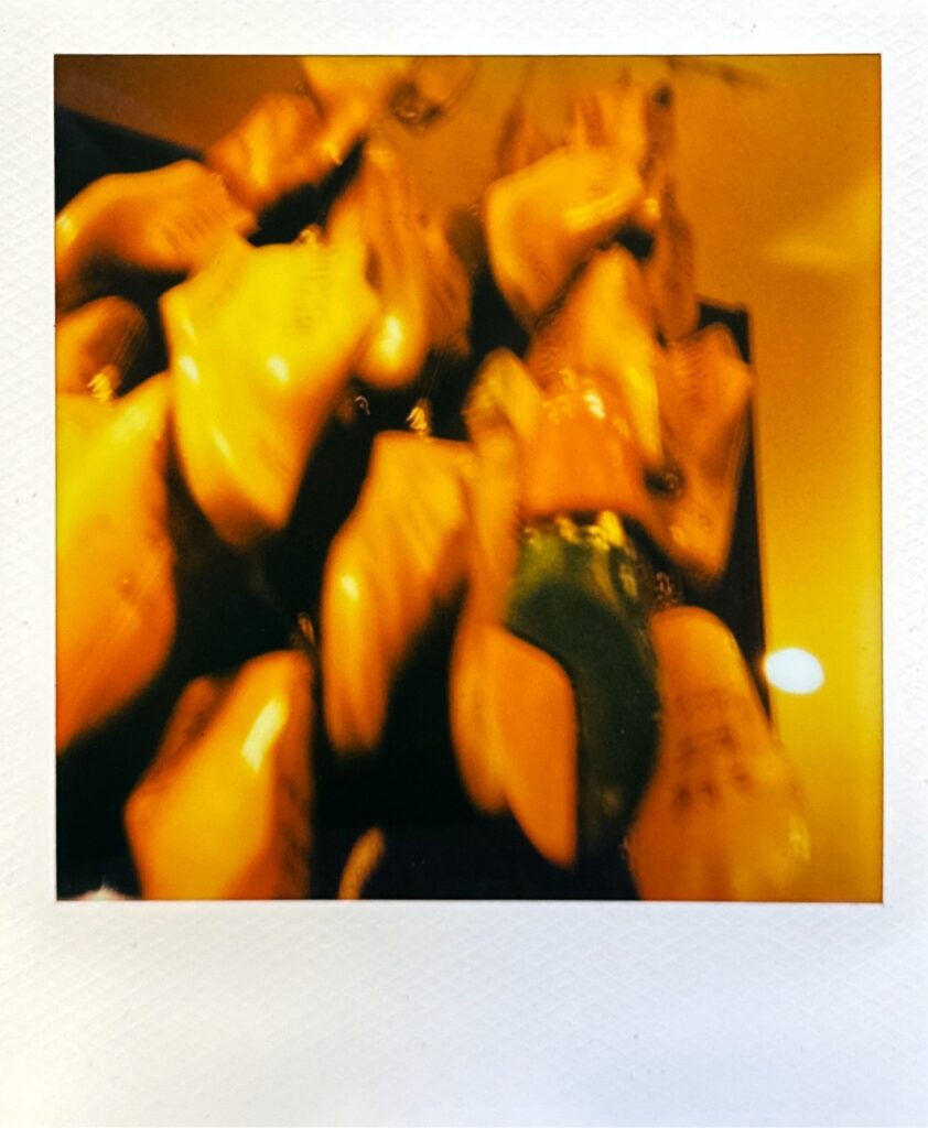 天井から吊るされた木型が揺れる靴修理工房の一角