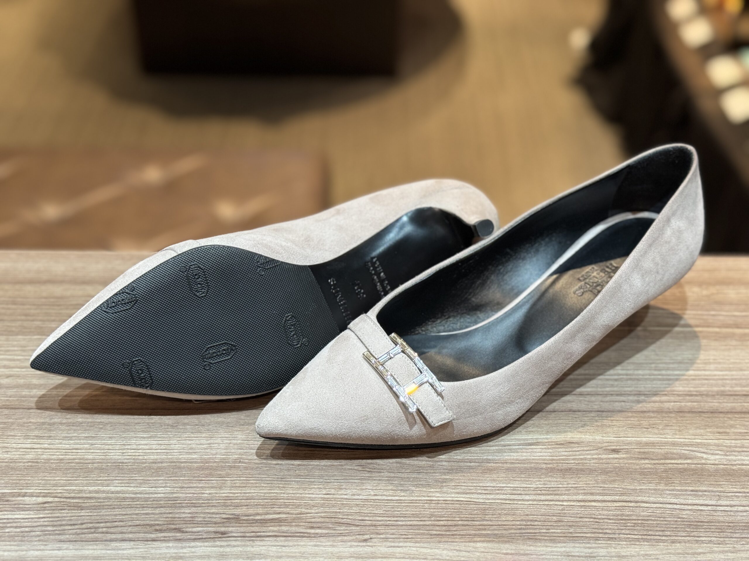 ハーフラバー施工後の完成図俯瞰。上品なベージュスエードとHバックルが際立つ。