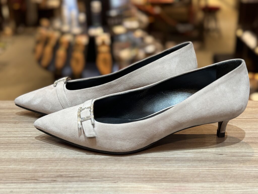 完成後の横視点。薄手のハーフラバーが横顔を崩さず、ヒールとのバランスも良好。