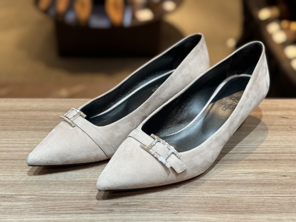 修理前のエルメスのスエードパンプスを俯瞰で。ポインテッドトゥとHバックルの全体感。