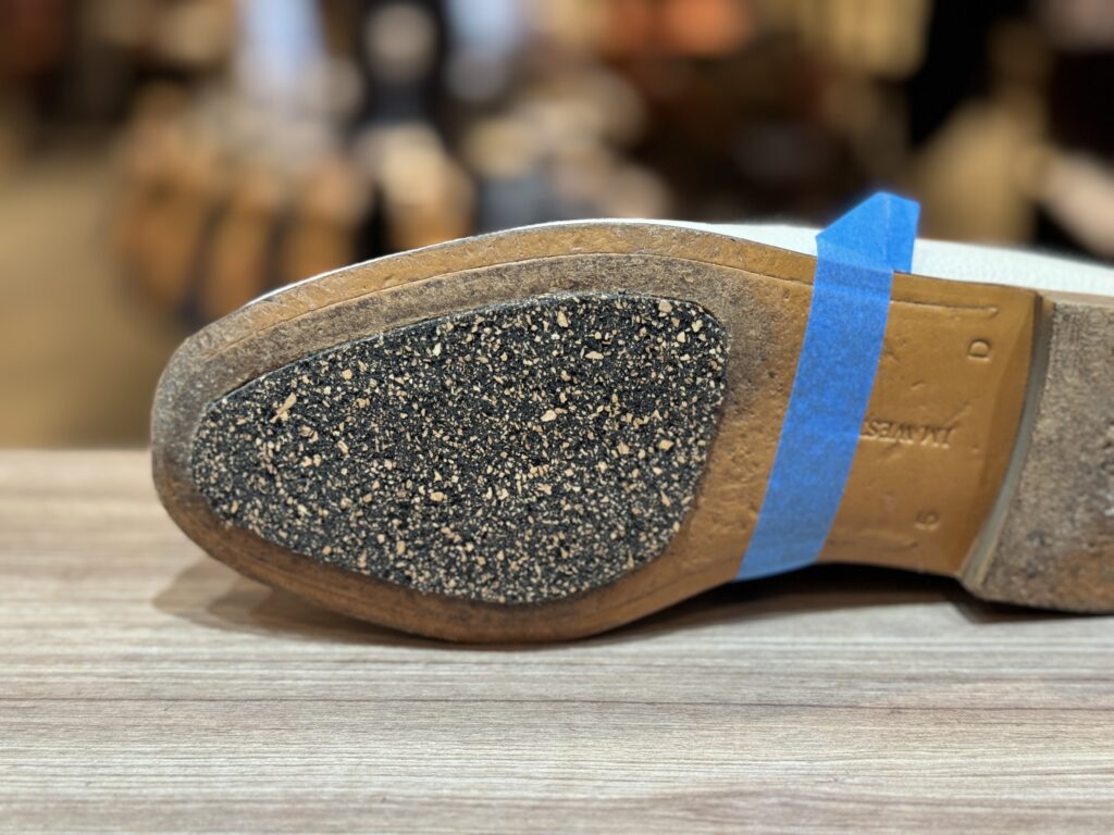 加水分解したパーツに代えて、炭コルクを充填している途中の工程