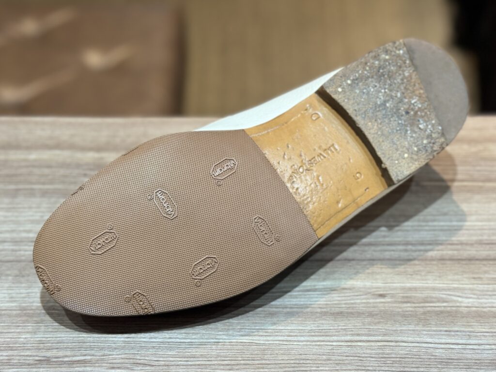 ハーフラバー装着後のJMウェストンローファーを靴底側から撮影した様子