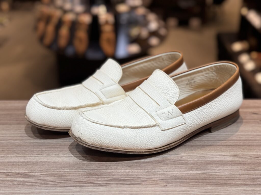 ハーフラバー修理前のJMウェストンローファーを俯瞰視点で撮影した全体写真