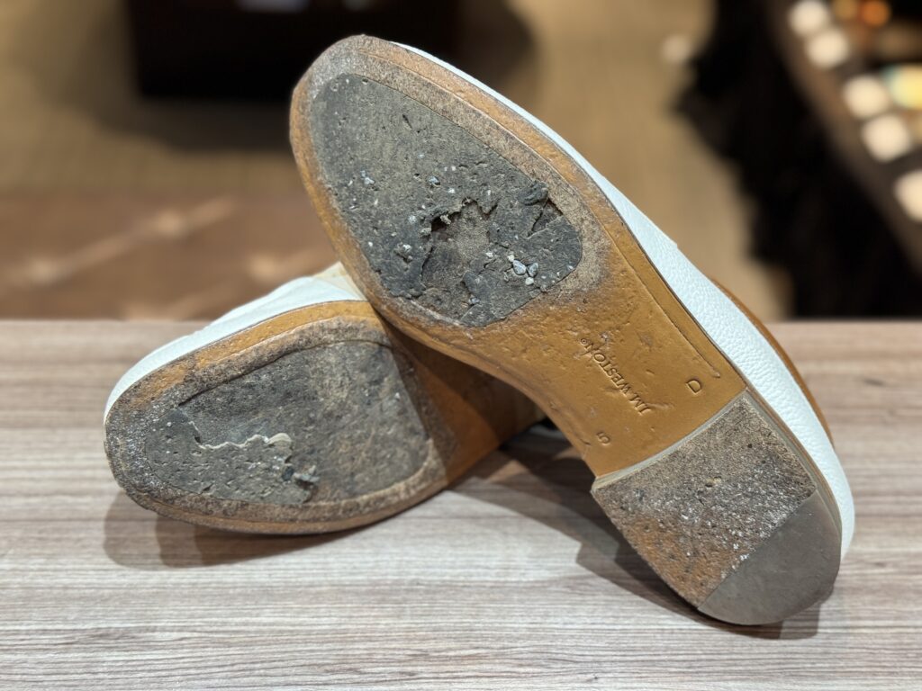 JMウェストンローファーのソールパーツが加水分解している作業前状態