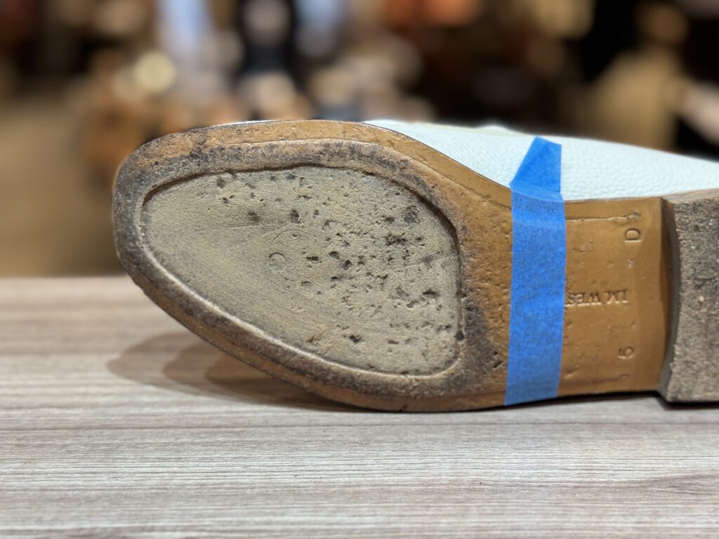 加水分解したソールパーツを除去した直後のアウトソールの状態