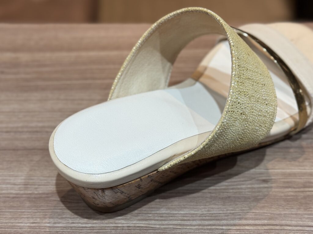 白い革の中敷を貼り付けた直後のサンダル