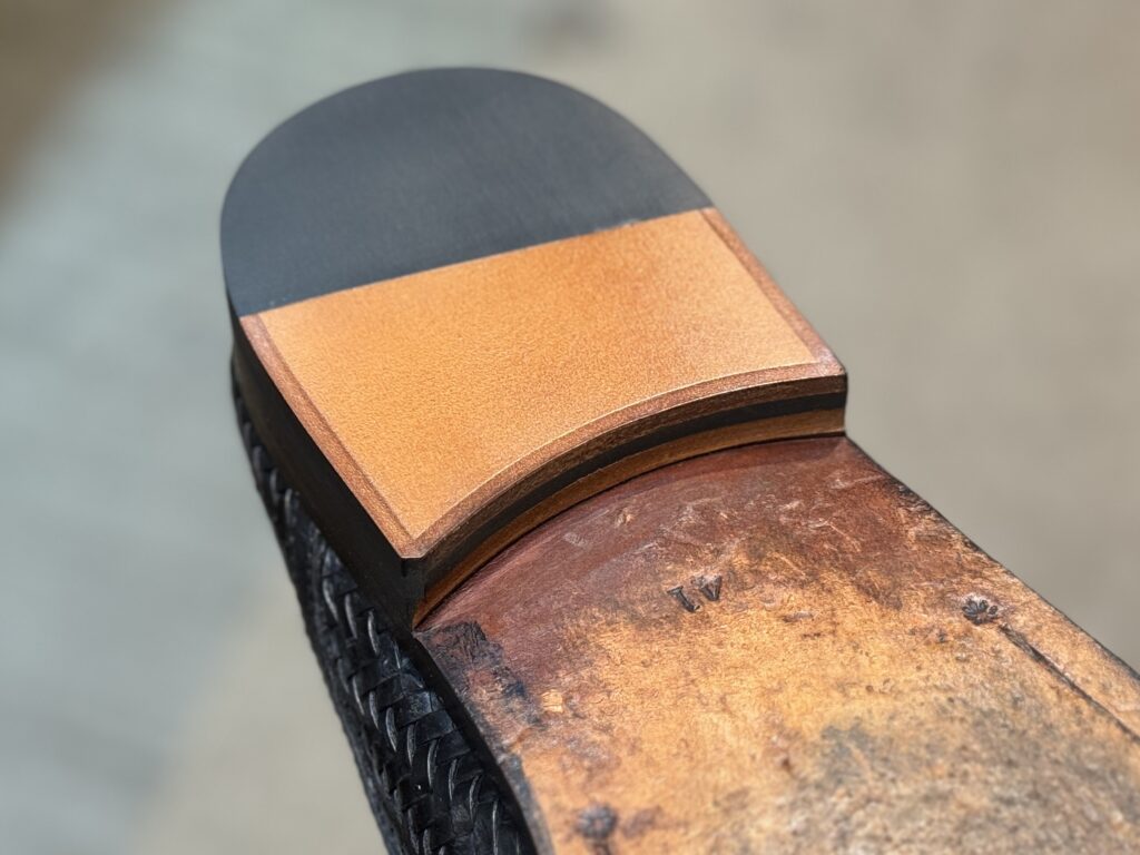 着色とコテ当てを終えたマドラスのレザーリフト。トップのアップ