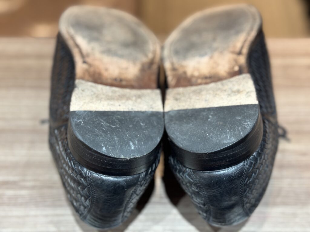 摩耗して削れたマドラスのトップリフト。交換前の状態