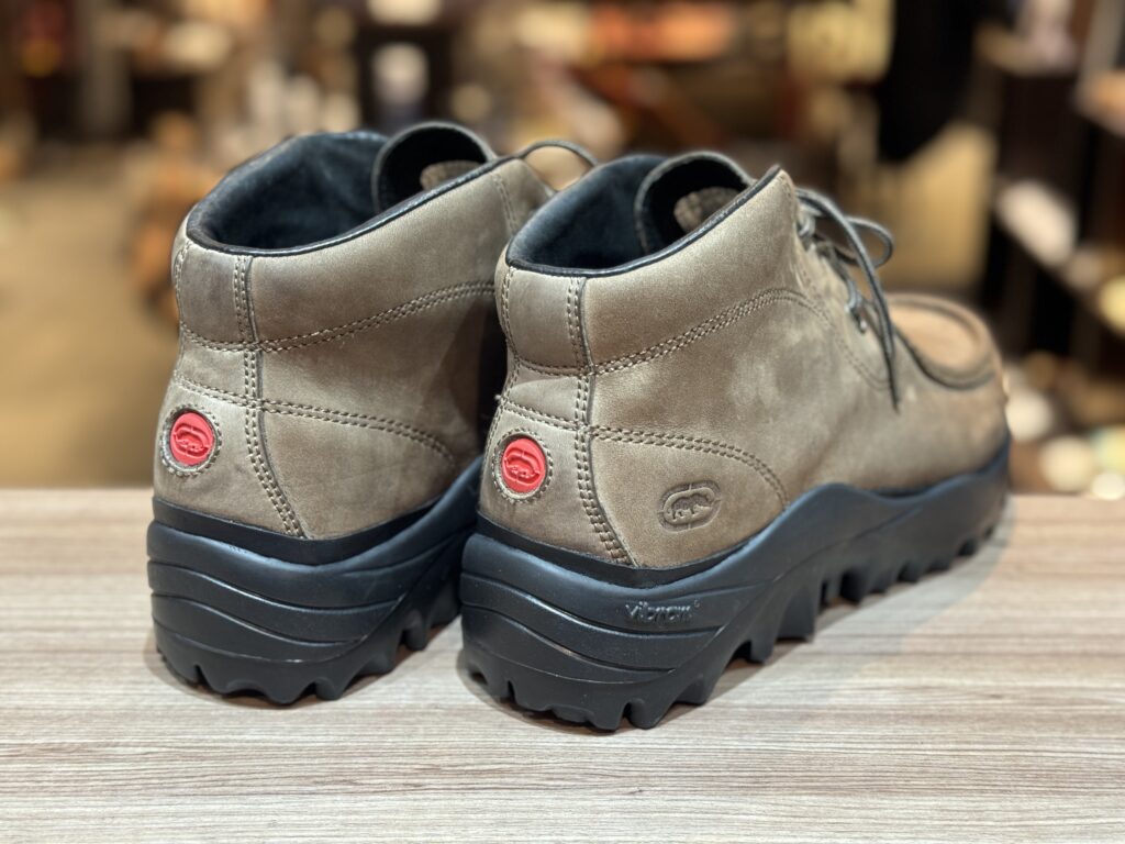 オールソール後のブーツを背面から撮影した写真。ヒールカップ周りのフォルムと後ろの赤ロゴが際立つ。