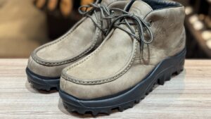 オールソール完了後のブーツを正面寄りのアングルで撮影したアイキャッチ用写真。