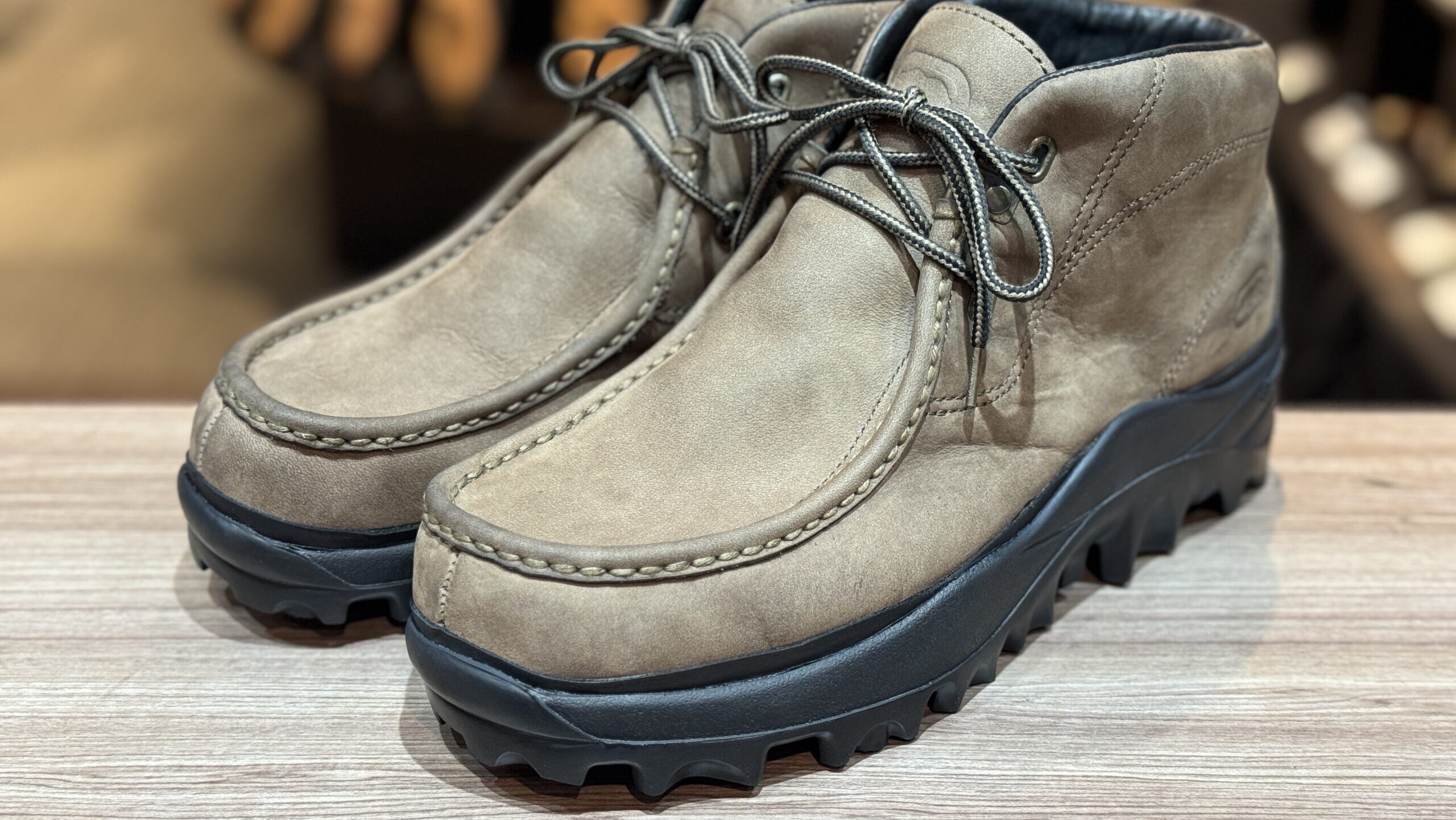 オールソール完了後のブーツを正面寄りのアングルで撮影したアイキャッチ用写真。