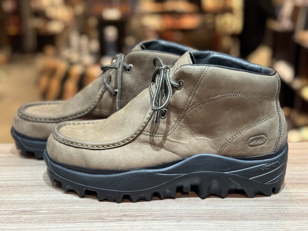 オールソール後のブーツを側面から撮影した写真。アッパーと新しいカップソールの厚みのバランスが分かる。