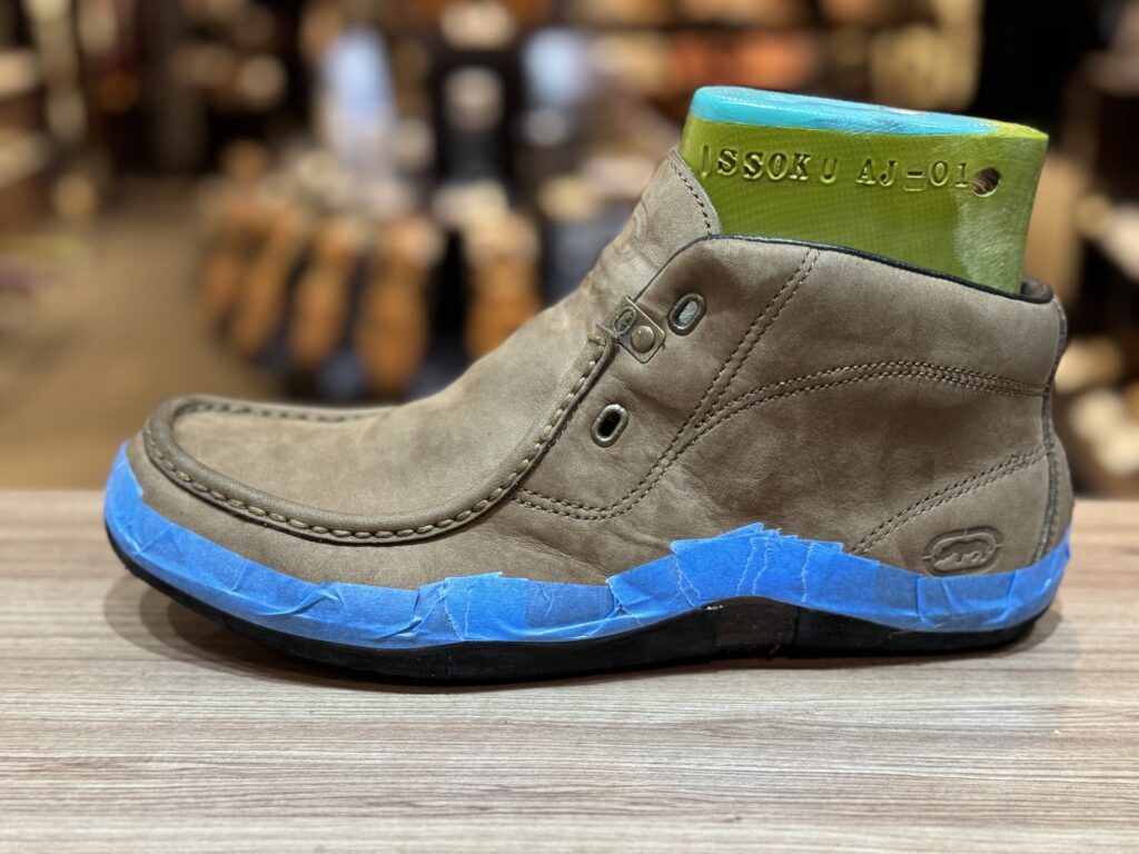 ソール接着前のブーツ。マスキングテープにより接着ラインが明確にされている。