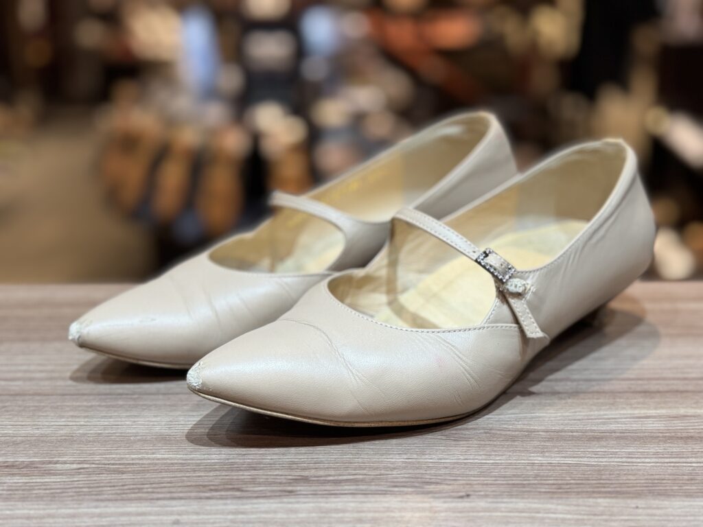 つま先にキズと剥がれがあるポインテッドトートーパンプスを横方向から写した補修前の状態