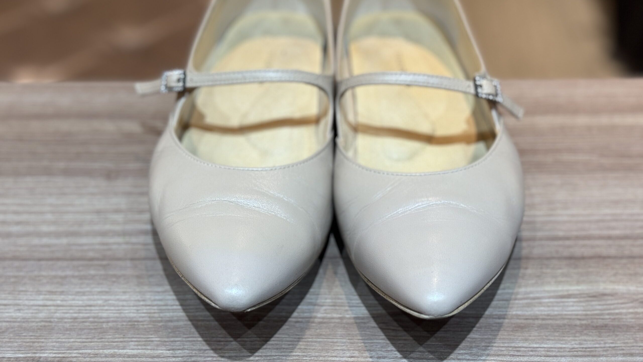 つま先のキズを自然に補修し、色と質感が馴染んだポインテッドトーのレディースパンプス正面完成画像