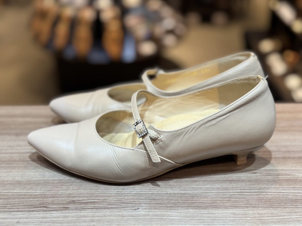 つま先補修を終えたポインテッドトーのパンプスを横方向から写した仕上がりの状態