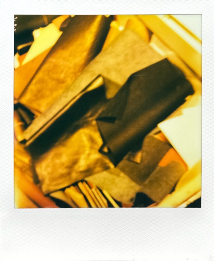 革素材が入った引き出しを上から撮影したポラロイド写真