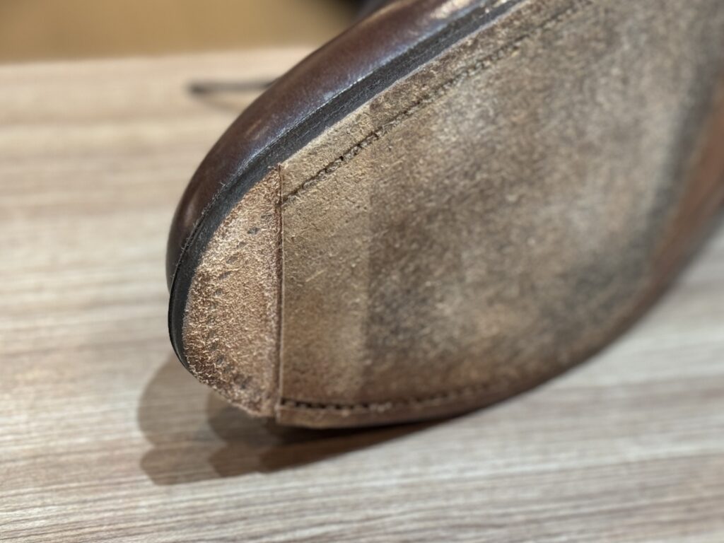 トーラバーを埋め込むためソール前方を削り込んだ途中工程