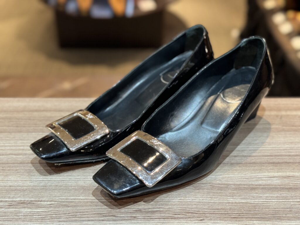 ロジェヴィヴィエのスクエアバックル付きブラックパンプス修理前の状態