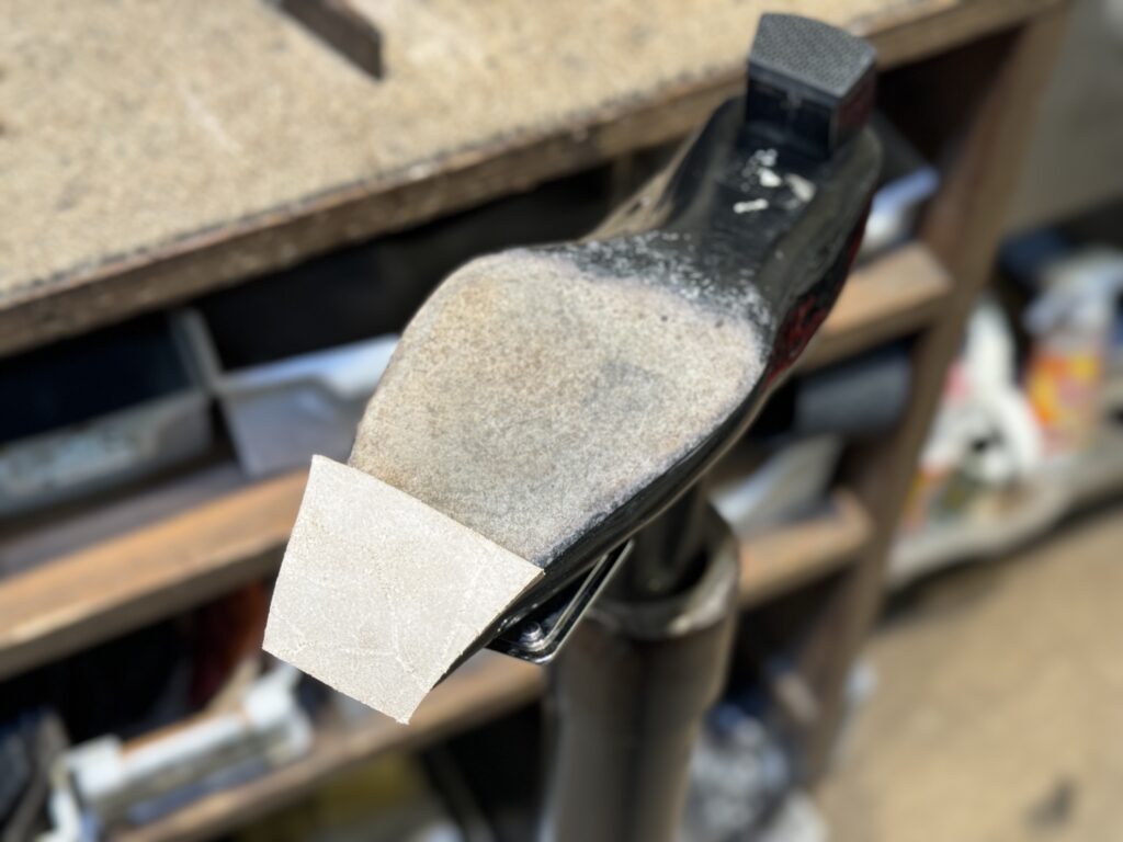 削れたソール前方に革端材を貼り付けたところ