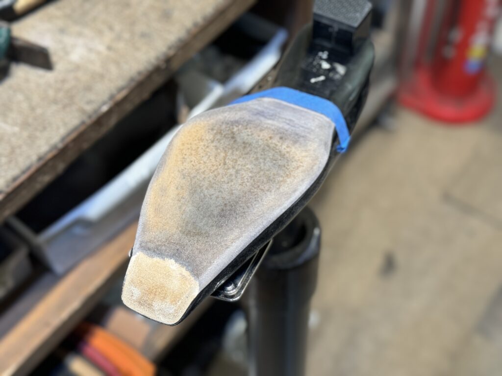 ハーフラバー接着前にフィニッシャーでソール面を整えている様子