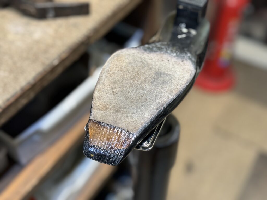 摩耗部分を削り整えて革補填の下準備をしている過程