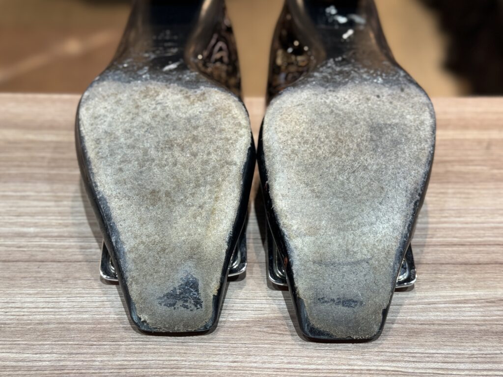 ロジェヴィヴィエのレザーソール前方が摩耗し穴が開いている様子