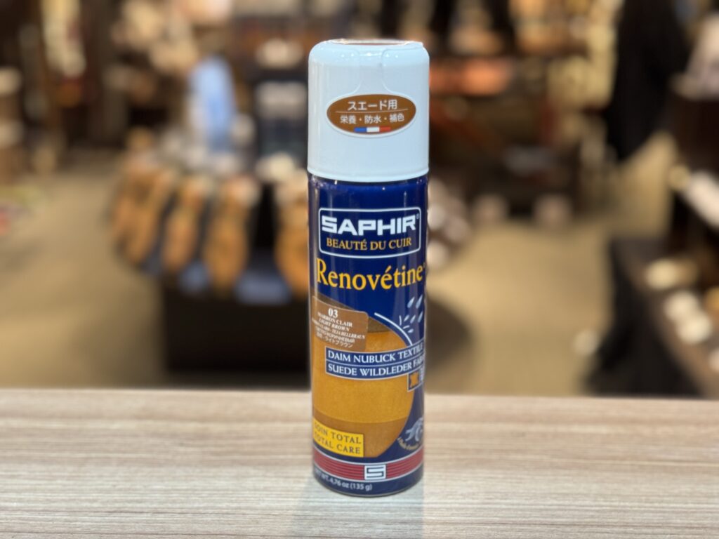 SAPHIRスエードヌバックスプレー(ライトブラウン)で補色・油分補給を行う。