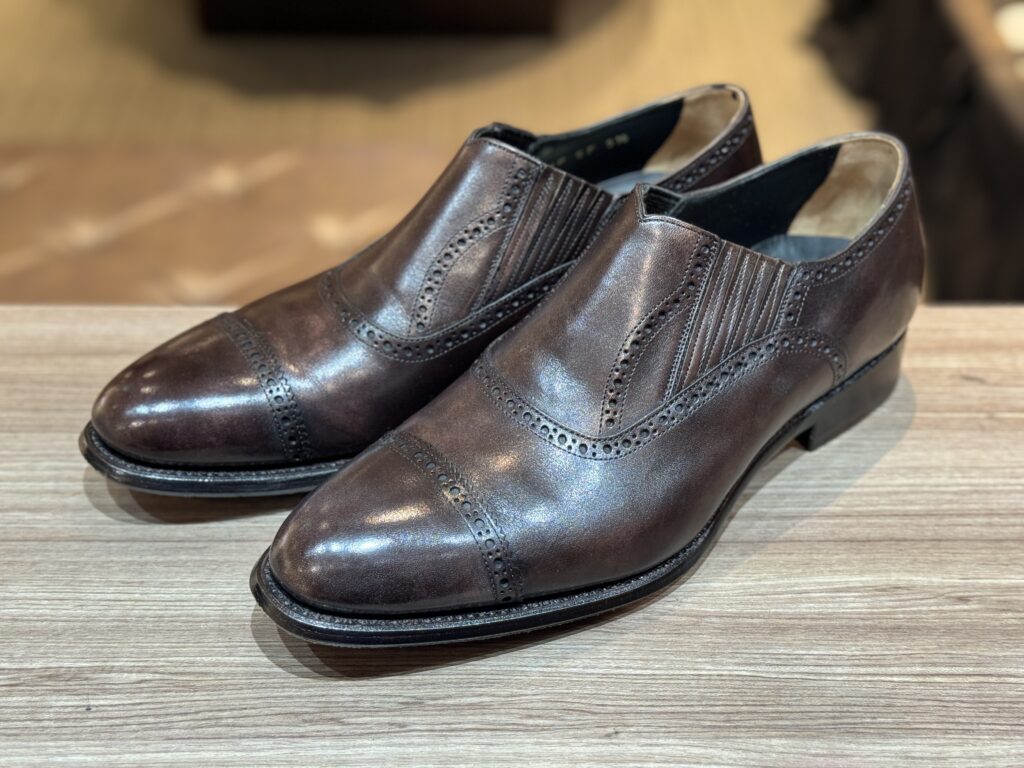 シェットランドフォックスの修理前の靴を俯瞰で映した様子