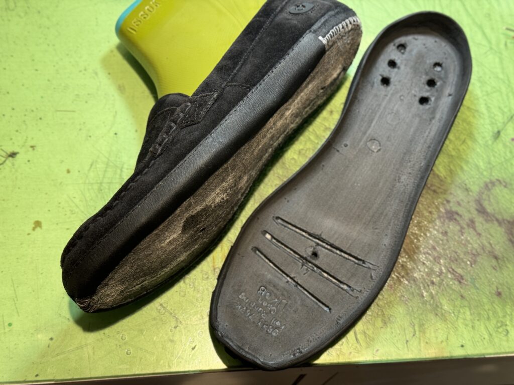 アウトソール取り外し後の底面と、側面カバー用に裁断したスエードパーツ。カスタム準備工程の一部。