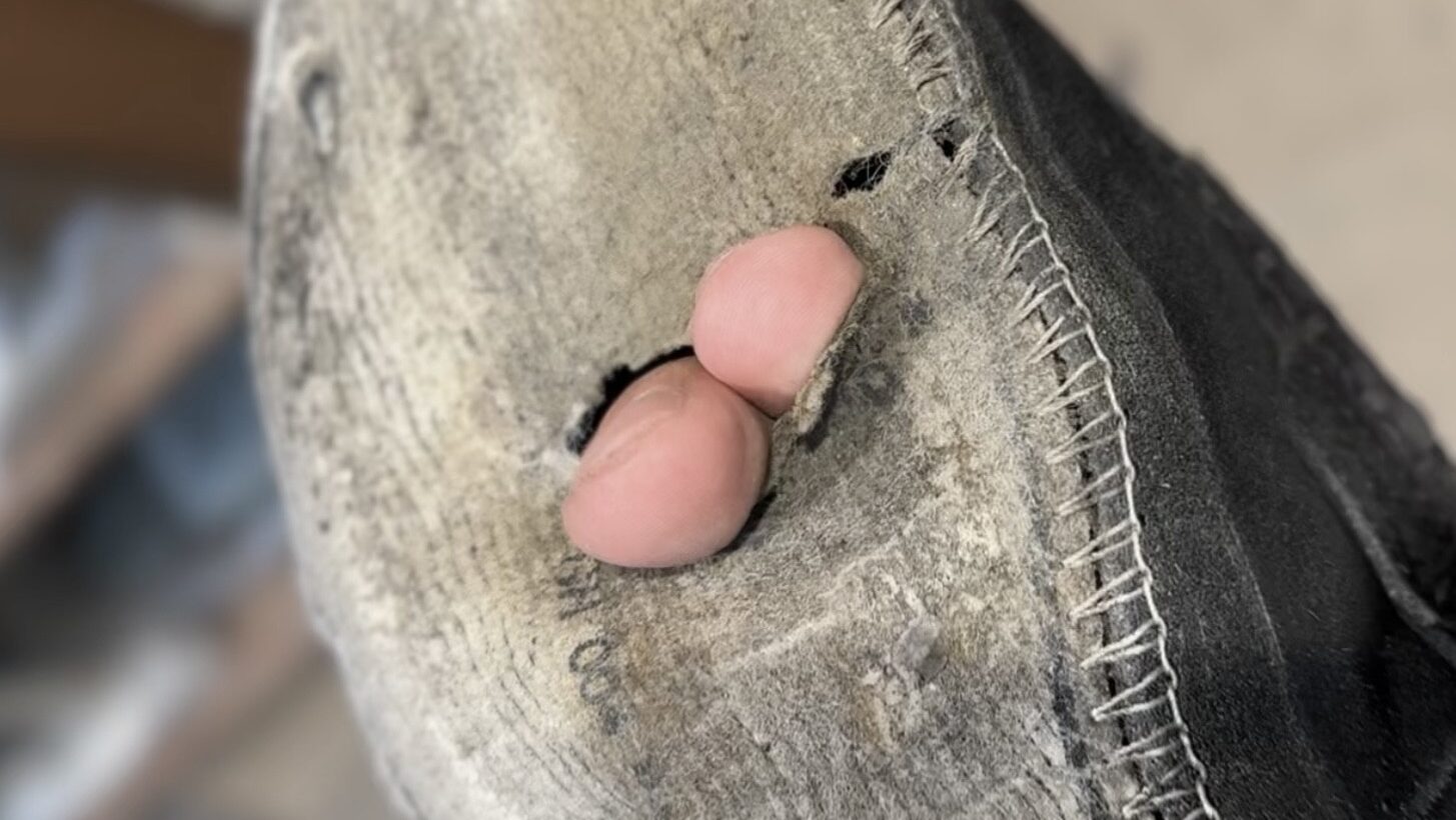 中底が摩耗し穴の開いたローファー。ここから補修と再構築が始まる靴修理の原点を示す一枚。